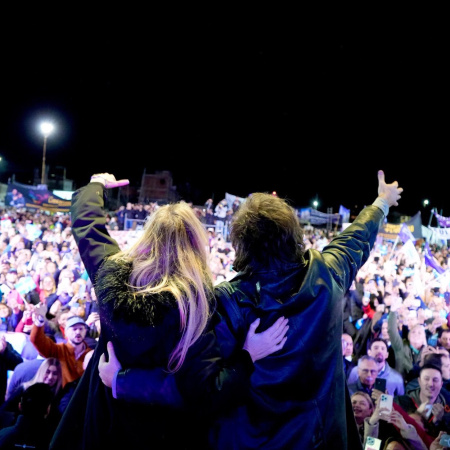 Milei habló de una campaña de “desprestigio”, defendió a Karina y dijo que LLA y el peronismo están en “empate técnico”