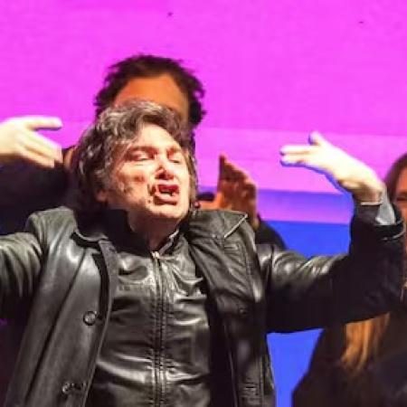 Milei desafía la veda electoral y apunta contra periodistas