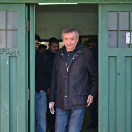 Máximo Kirchner votó en La Plata: "La sociedad va a validar o no una forma de manejar el país"