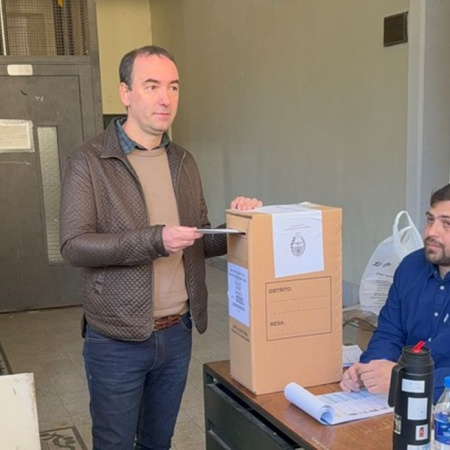 Francisco Adorni no pudo votar porque su mesa aún no había abierto