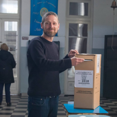 Julián Álvarez y Leandro Decuzzi votaron en Lanús Oeste