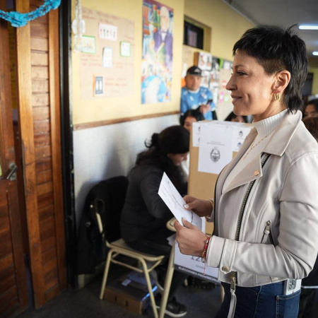 Con un llamado a fortalecer la democracia con la participación en las urnas, votaron Otermín y Mendoza