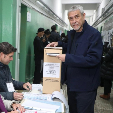 Jorge Ferraresi votó en Avellaneda y llamó a “construir una mayoría real”
