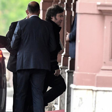 Tras la derrota en la provincia de Buenos Aires, el Gobierno se reúne en Casa Rosada