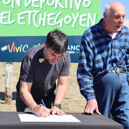 Echarren anunció la construcción del quinto playón deportivo de su gestión
