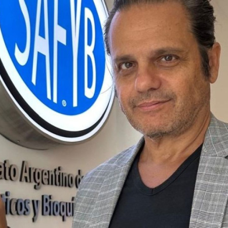Peretta cargó contra Sturzenegger por la liberación de medicamentos "en un momento de muertes y corrupción"