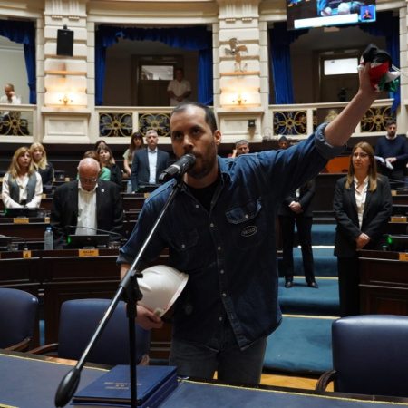 Moreno juró como diputado bonaerense con casco, ropa de trabajo y bandera palestina