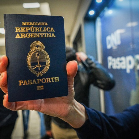 Propato exige respuestas por los pasaportes defectuosos de Milei
