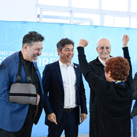 Menéndez entregó escrituras junto a Kicillof: “otorgamos dignidad y tranquilidad a las familias”
