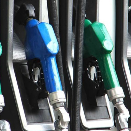El Gobierno volvió a postergar el aumento en los impuestos a los combustibles
