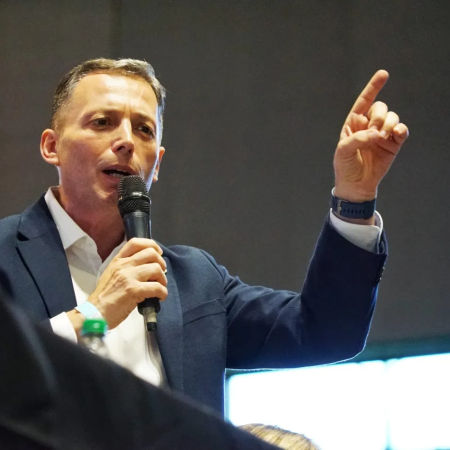 Gray: “Soy candidato por Unión Federal porque no comparto la postura de ninguno de los extremos”
