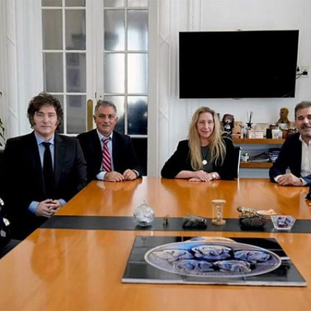 Milei y Santilli relanzan la campaña bonaerense en Mar del Plata
