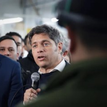“Fuera de la realidad”: Kicillof fustigó a Milei por el “karaoke presidencial”