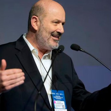 Sturzenegger desafió a los empresarios en IDEA: “El Gobierno les da libertad para contratar y no hacen nada”