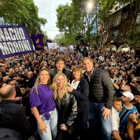 Entre apoyos y protestas, Milei retomó la campaña con un acto en Tres de Febrero