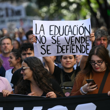 Promulgan las leyes de Emergencia Pediátrica y Financiamiento Universitario, pero suspenden su aplicación