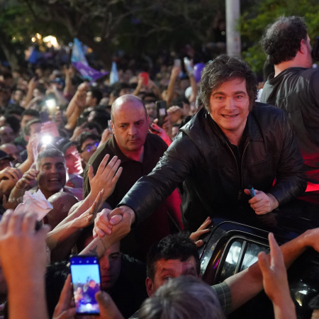 Milei encabezó una caravana en Córdoba y llamó a votar a La Libertad Avanza: "Nunca dije que iba a ser fácil"