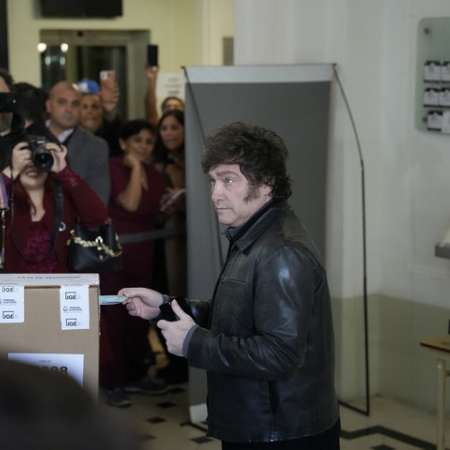 Javier Milei votó en Almagro acompañado por su hermana