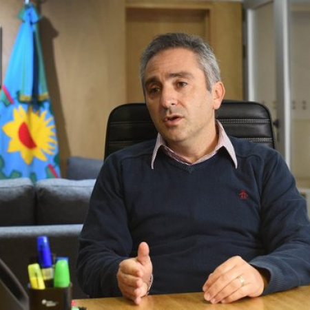 Larroque presiona por el corrimiento de Cristina