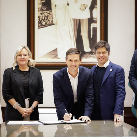 Mantegazza firmó nuevos créditos de Provincia Leasing para ampliar la red de servicios públicos