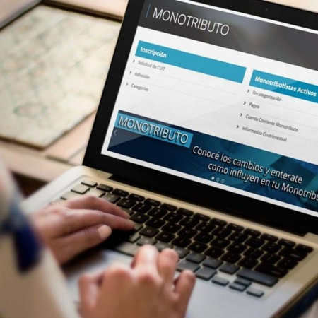 El Gobierno analiza eliminar Monotributo y bajar piso de Ganancias