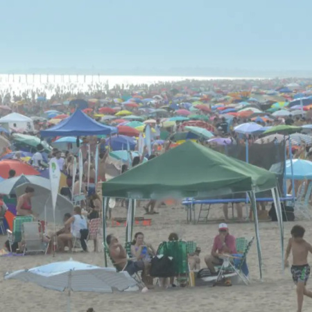 Prohíben el uso de gazebos en la playa de Monte Hermoso