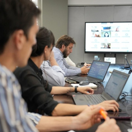 Batakis se reunió con el Banco Mundial por obras de viviendas