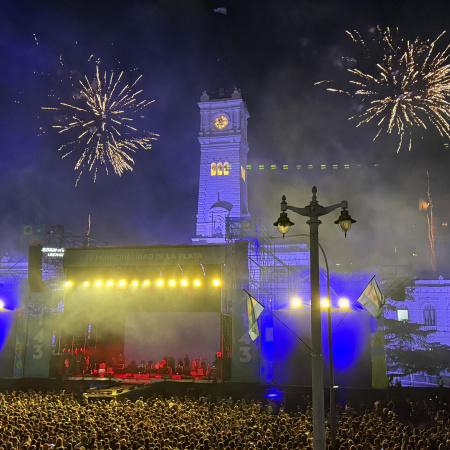 Más de 100 mil personas colmaron Plaza Moreno para festejar a lo grande los 143 años de La Plata