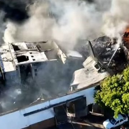 Voraz incendio en Lomas de Zamora: destruyó dos fábricas y dejó varias viviendas inhabitables