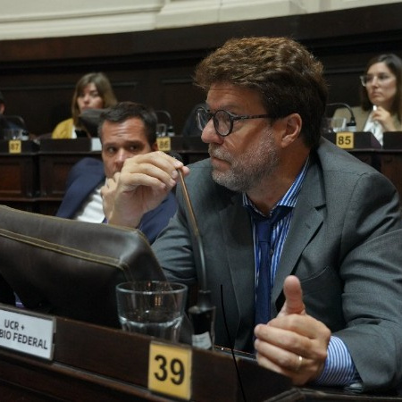 Garciarena respaldó el paquete fiscal pero reclamó más control parlamentario y autonomía local