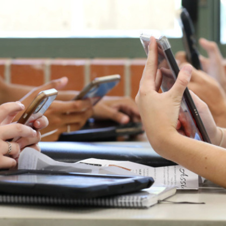 ¿Nos dominan las pantallas? La Defensoría expuso datos alarmantes sobre su impacto en la vida cotidiana