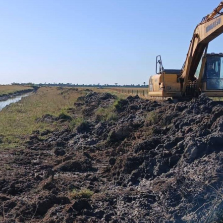 Avanzan obras clave para mejorar el drenaje y los caminos en Alberti