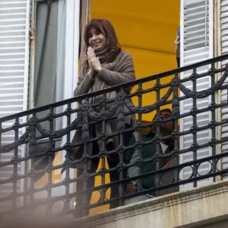 Cristina Kirchner acusó al Gobierno de “improvisar” con el dólar y cuestionó el rumbo económico