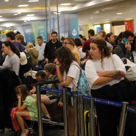 Gobierno denuncia a gremio de controladores aéreos por el paro