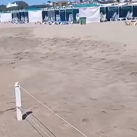 Cuando sube el mar, baja el derecho: la playa "privatizada", cercada por sogas