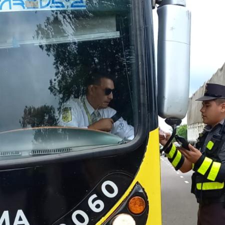 Impulsan test obligatorios de alcohol y drogas para choferes de micros de larga distancia