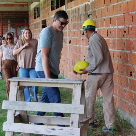 Brandsen avanza con infraestructura educativa y mejoras viales en los barrios