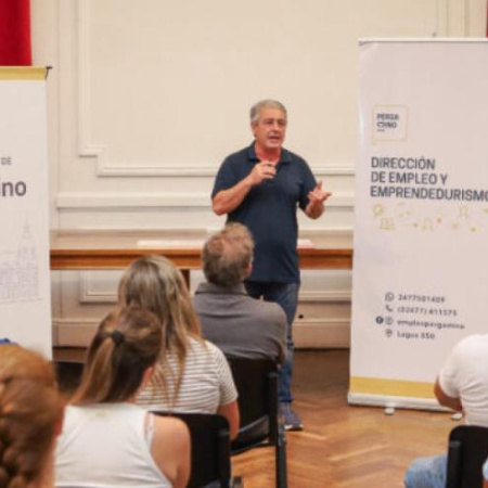 "Estamos para ayudarlos": Martínez entregó microcréditos por más de $30 millones a emprendedores