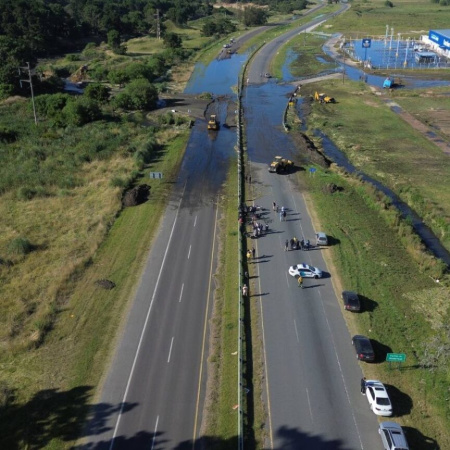 Vacaciones con olor a cloaca: caos en la Ruta 11 a la altura de Pinamar