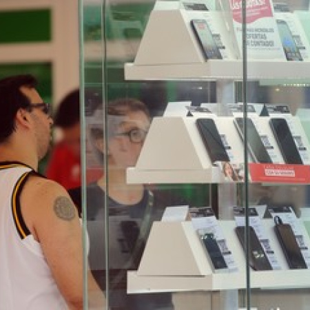 Celulares importados sin impuestos: ¿competencia real o retroceso industrial?