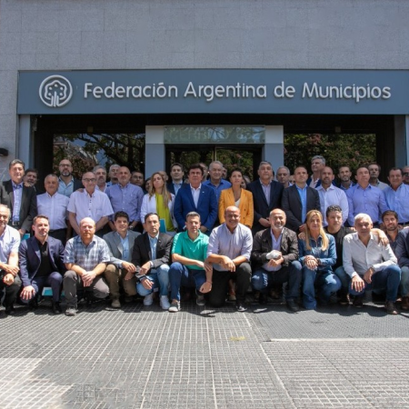 Intendentes presionan para bajar el IVA y sostener servicios básicos en medio de la crisis financiera