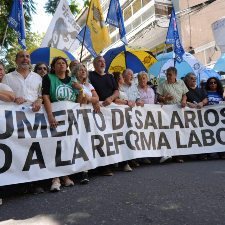 La CGT y las CTA marchan contra la reforma laboral: "No es modernización, es ajuste"