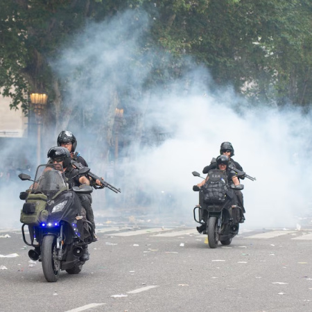 Tensión y represión frente al Congreso en la protesta contra la reforma laboral