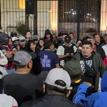 Reclamo salarial policial en Jujuy: incidentes frente a la Casa de Gobierno