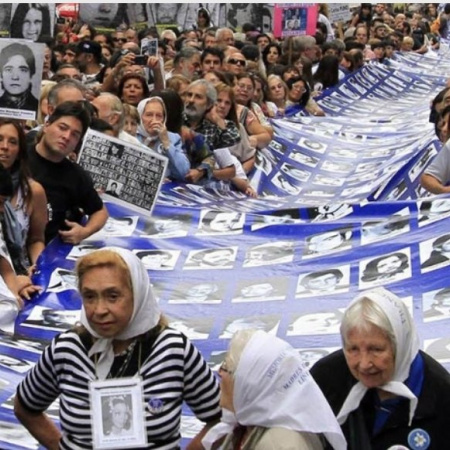 Libertarios rechazan homenajes a Abuelas y reavivan la disputa por la memoria en concejos bonaerenses