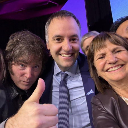 Adorni se disculpó por su "deslomada" en Nueva York