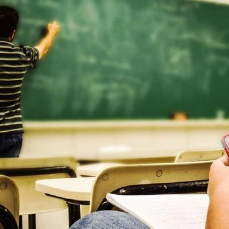 Celulares en el aula: promueven prohibirlos en secundarias bonaerenses