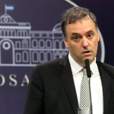 Conferencia sin respuestas: Adorni no aclaró denuncias y redobló su ofensiva discursiva