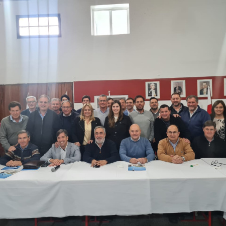 Intendentes radicales se reúnen con Kicillof para abordar las finanzas municipales