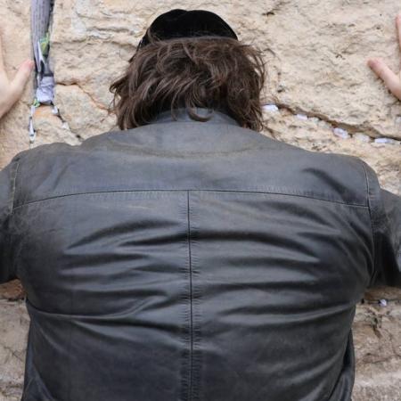Milei llegó a Israel y comenzó su gira con una visita al Muro de los Lamentos